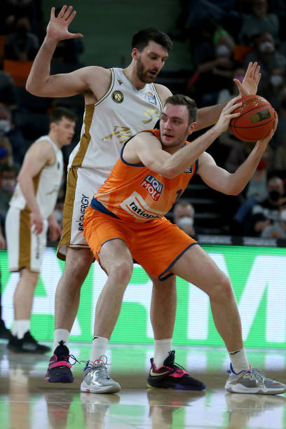 刻屡屡扭转 刻屡屡扭转